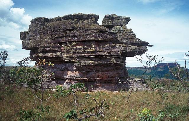 Curiosas formações rochosas dominam a paisagem