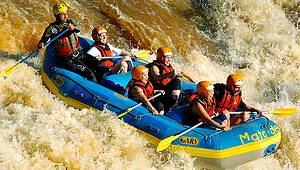 Rio Jacaré-Pepira: Rafting é garantia de emoção nas corredeiras - 