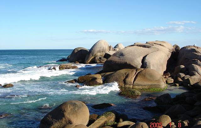 Vista das pedras na Praia de Galhetas