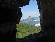 Ruinas do Forte São Luiz,ao fundo o Morro do Pão de Açúcar