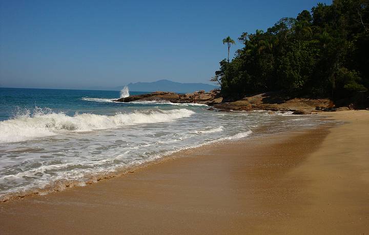 Estourar da onda na pedra. Um cenrio perfeito!