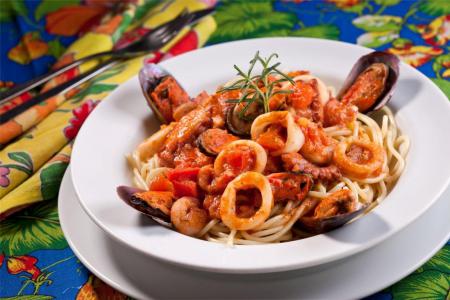 Espaguetti à Marinara combina polvo, camarão, lula e mexilhões