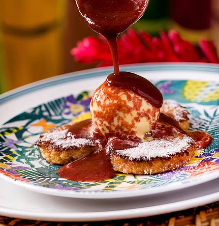 Rabanada holandesa combina parfait de baunilha e coulis de frutas vermelhas   