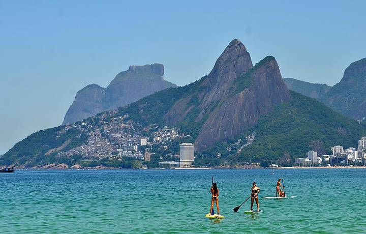 No vero, guas calmas de Ipanema atraem os adeptos do SUP