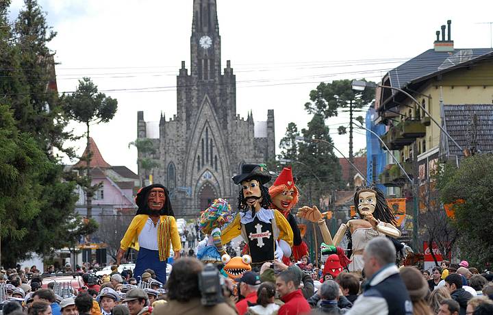 Desfile de Bonecos Gigantes emociona o pblico