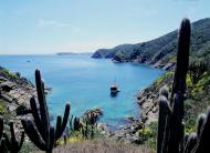 Mar azul convida a belos passeios de barco