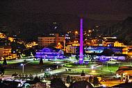 Vista noturna da decorao de Natal na Praa do Imigrante