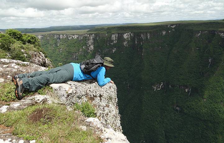 Paredo de pedra com 970m de altura. Assustador!