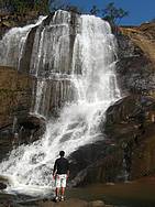 Cachoeira dos Flix: Queda de 40 metros forma piscina natural e prainha  - 