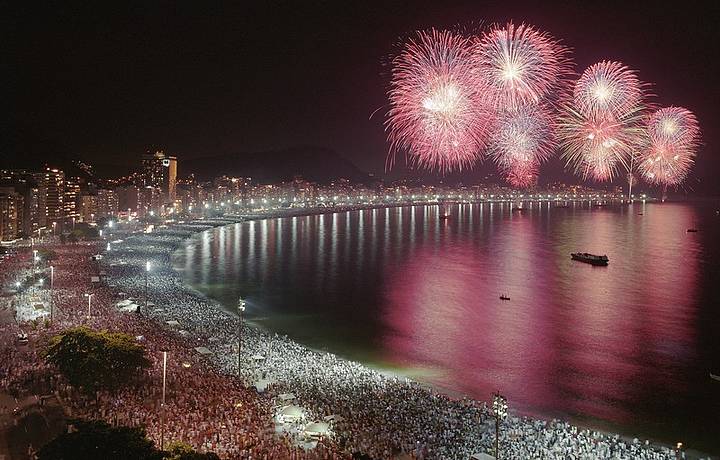 Fogos de artifcio colorem os cus para saudar o ano novo