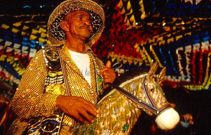 Trajes tpicos e muitas cores nas festas de So Lus