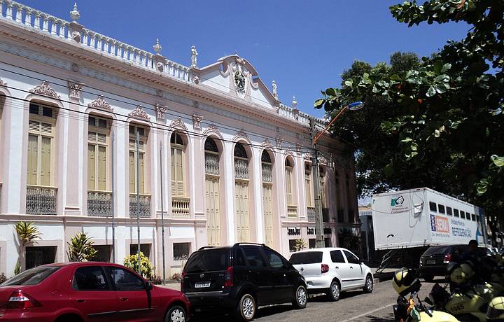 Casario colonial enfeita as ruas da capital