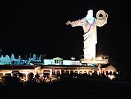 Cristo Luz em todas as cores ilumina Balnerio Cambori, SC