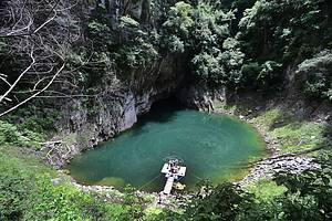 Dolina Milagrosa: Lagoa  cercada de arenito e vegetao<br>