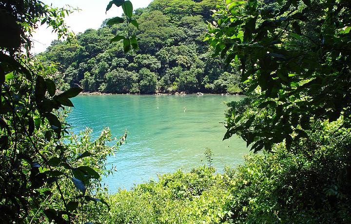 Vista da trilha para a praia da Crena