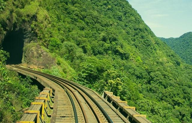 Túneis e natureza enfeitam a viagem