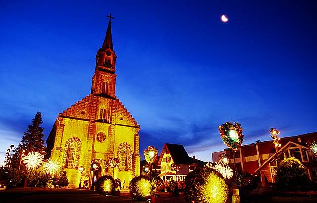 Construções típicas, como a igreja de São Pedro, enchem as ruas de charme