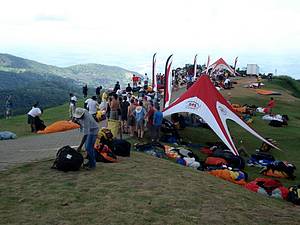 Pico da Ibituruna: Rampa  ponto de encontro dos praticantes de voo livre - 