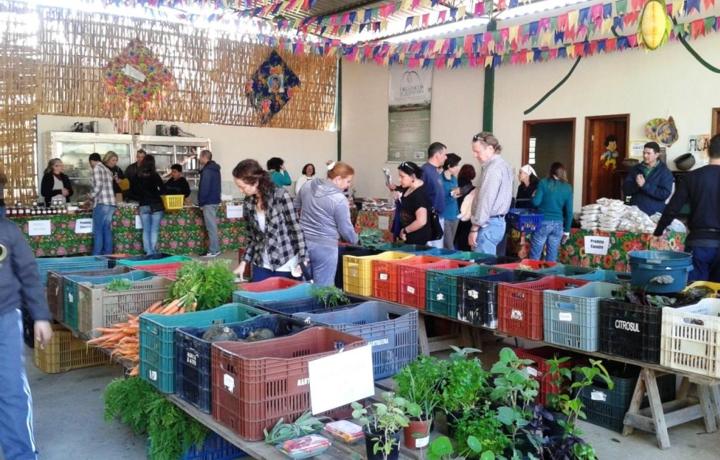 Feira livre  sucesso nas manhs de sbado!