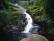 Bela queda da cachoeira do Mandira forma piscina natural