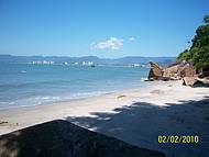 Ao fundo a cidade de Caragu. Praia de mar calmo e estreita. Acesso por trilhas.