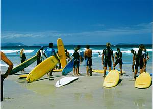 Escolinhas de surf ganham novos alunos no verão