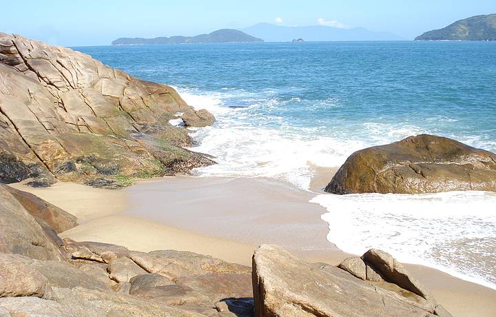 Manh ensolarada na praia do Sununga.