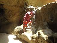 Degustando a água da fonte da juventude dentro da gruta.
