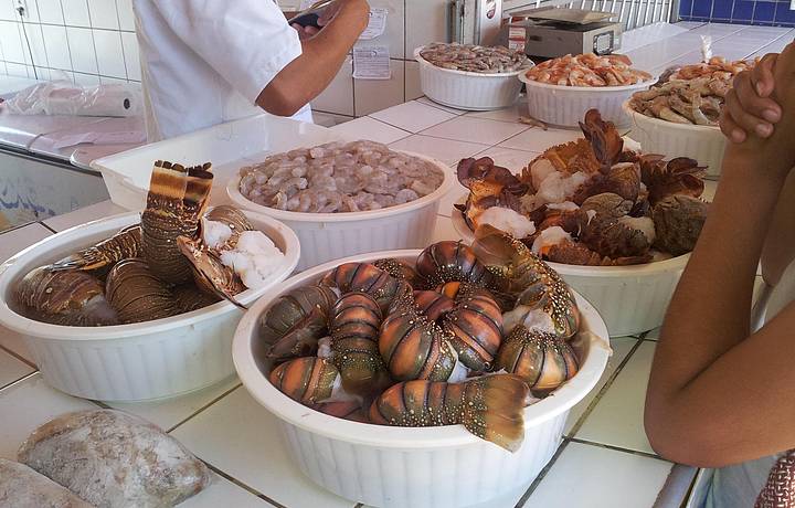 Pescados fresquinhos podem ser preparados nas barracas