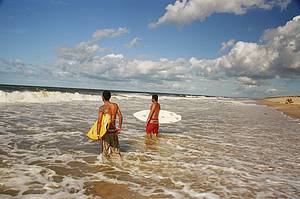 Pedra do Sal: Surfistas curtem boas ondas<br>