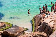 Pratica de slackline nas pedras do arpoador