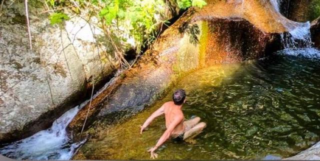 Escorrega da cachoeira do Tobogã é famoso na região