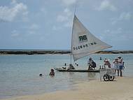 Uma praia bem familiar, com guas calmas e translcidas, ideal para as crianas.