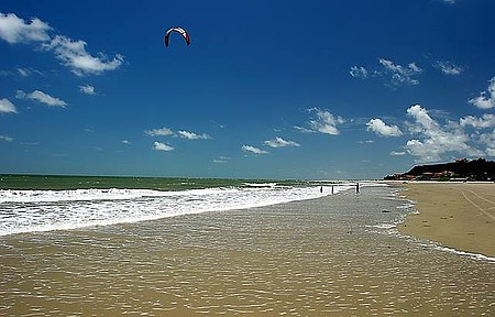 Olho d'Água - Bons ventos conduzem os kitesurfistas