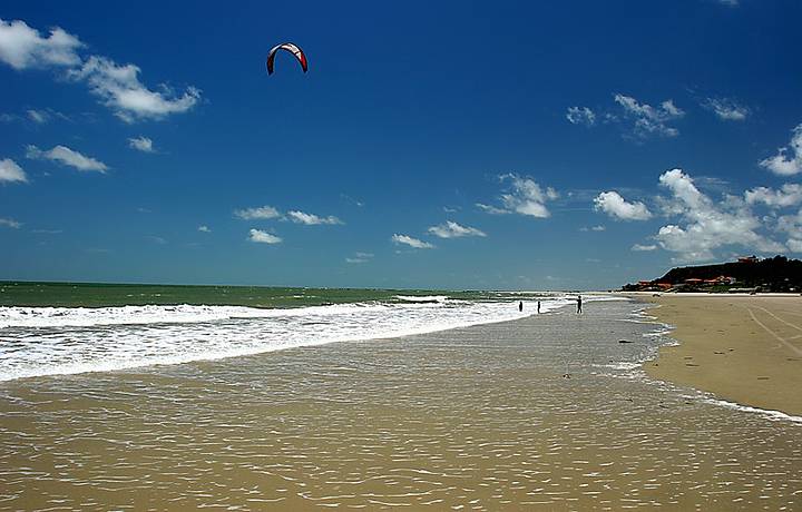 Bons ventos conduzem os kitesurfistas