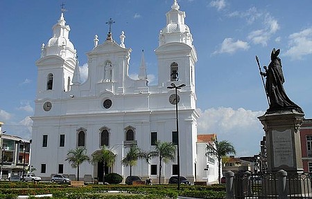 Catedral da Sé e monumento em homenagem a  Dom Frei Caetano Brandão.