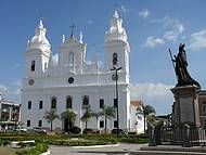 Catedral da S e monumento em homenagem a  Dom Frei Caetano Brando.