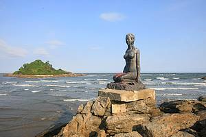 Praia dos Pescadores: Escultura enfeita o cenrio<br>