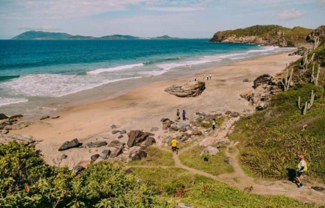 Praia Brava  uma das atraoes