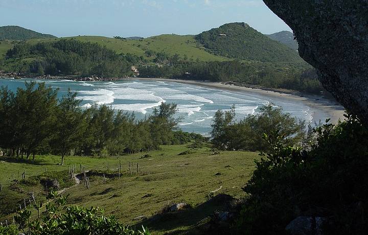 Selvagem, praia do Ouvidor pode ser observado de mirante natural