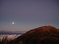 Lua surgindo durando o pôr do sol no Pico da Bandeira