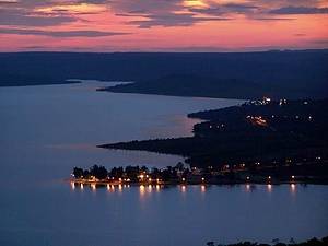 Lago de Trs Marias: Do mirante, observa-se a imensido de guas - 