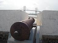 Um dos canhes do forte com vista para a Ponte Newton Navarro