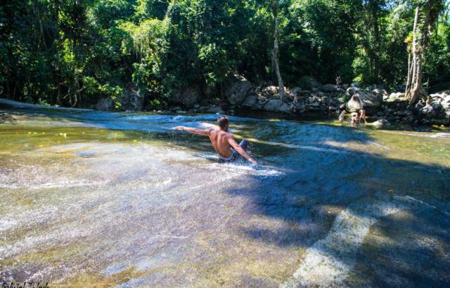 Escorrega com direito a banhos refrescantes