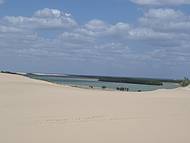 Vista de cima das dunas, ao fundo uma lagoa muito salgada.