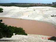 O famoso lago da Coca-cola em poca de chuva vira lago da Fanta