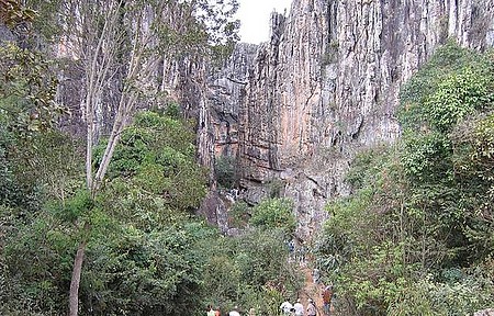 Repleta de salões, é uma das grutas mais bonitas da região