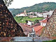 Vista de Ouro Preto, com uma de suas igrejas ao fundo.