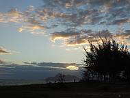 Um lindo entardecer na praia de Itaipuau