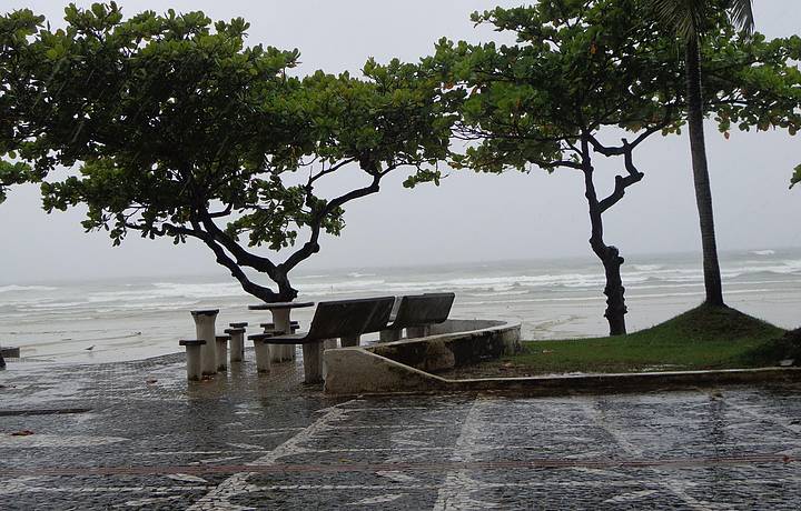 Faa chuva ou faa sol...praia do Tombo linda d++...!!!